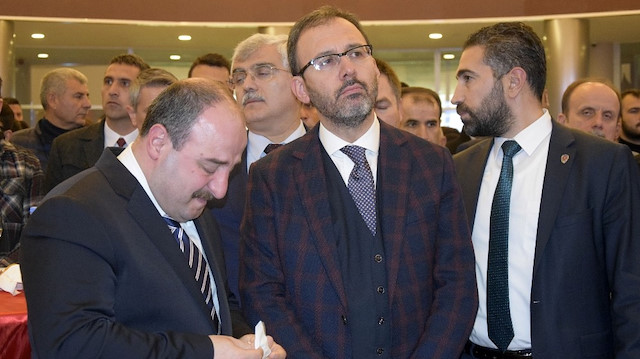 Sanayi ve Teknoloji Bakanı Mustafa Varank'ın duygu dolu anlarında Spor Bakanı Mehmet Muharrem Kasapoğlu sarılarak destek oldu.