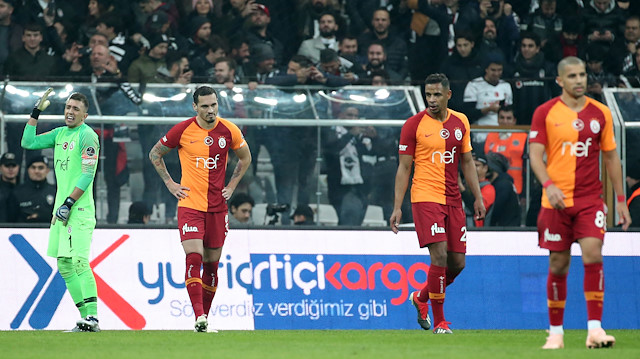 Galatasaraylı futbolcular yenilen golün ardından büyük üzüntü yaşadı.
