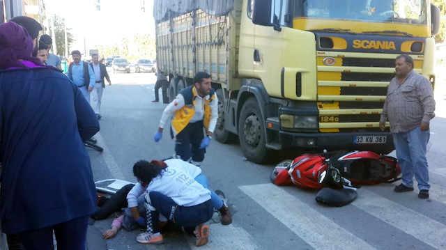 Motosikleti üzerindeyken kamyon çarpması sonucu yaralanan 21 yaşındaki sürücü Selvinaz Salman'a ilk müdahale olay yerinde yapıldı.
