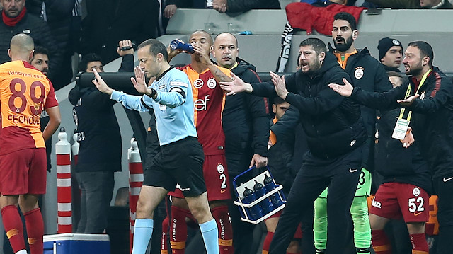 Galatasaray yedek kulübesi Cüneyt Çakır'a tepki gösterdi.