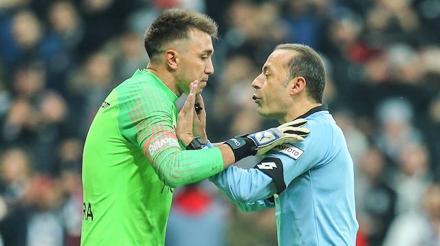 Muslera'dan olay Cüneyt Çakır taklidi