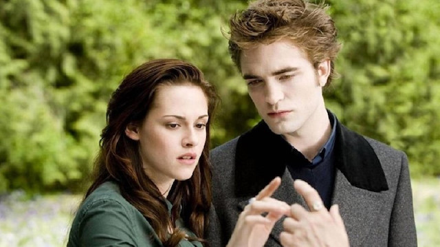 Kristen Stewart ve Alacakaranlık serisinde birlikte rol aldığı Robert Pattinson.