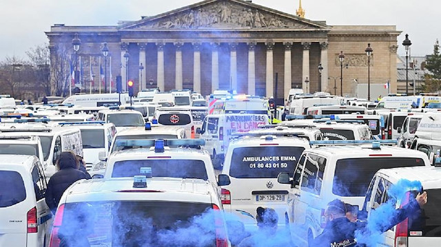 Fransa'da ambulans şoförleri eylem yapmaya başladı 