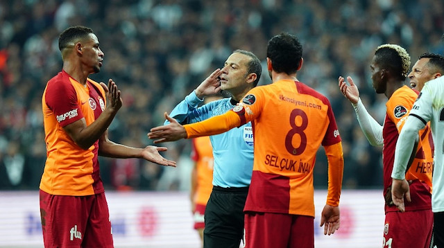Cüneyt Çakır, VAR uyarısıyla derbide Galatasaray lehine verdiği penaltıyı iptal etti.