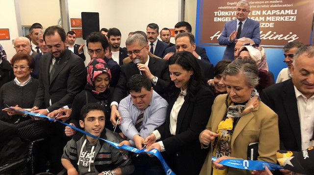 Üsküdar Belediye Başkanı Hilmi Türkmen açılışı engelli öğrencilerle birlikte gerçekleştirdi.