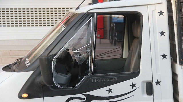 Polis kapısı kilitli olan araçta kalp krizi geçiren sürücüyü kurtarmak için aracın camını kırmak zorunda kaldı.