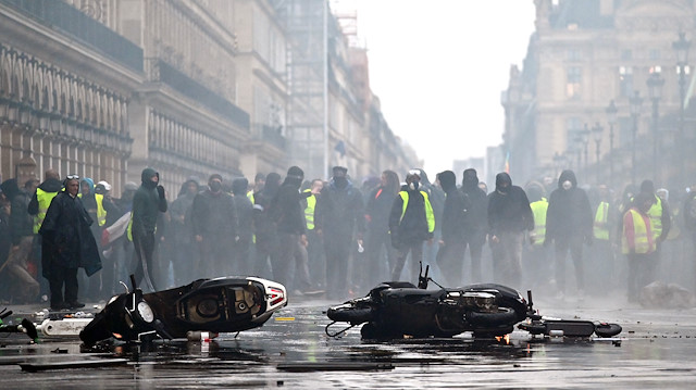 Paris'teki gösterilerde binlerce kişi sokaklara döküldü