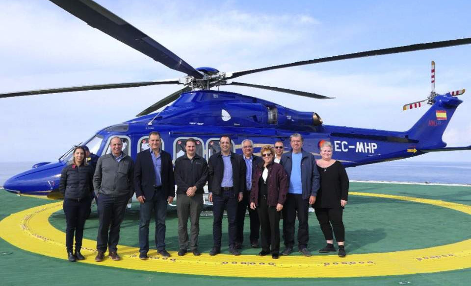 GKRY Enerji Bakani Georgios Lakkotrypis, Dışişleri Bakanı Nicos Christodoulides, ABD Büyükelçisi Kathleen Doherty ve ExxonMobil'in Başkan Yardımcısı Tristan Aspray Guney Kibrisin ilan ettiği sözde 10.Blokta Sondaj faaliyeti yapan Stena Icemax Sondaj gemisini ziyaret etti.