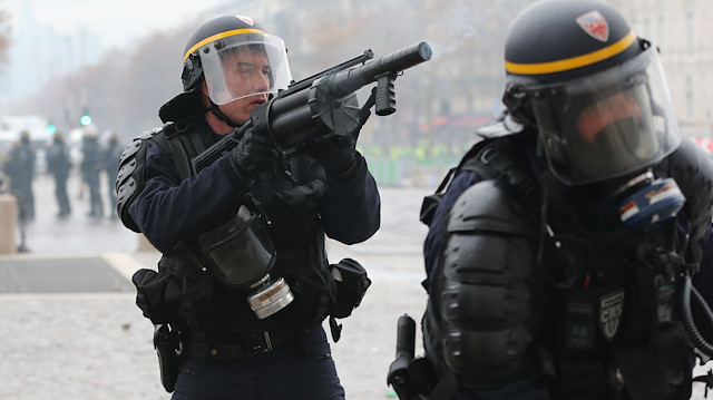 Paris'teki protestolara elinde tüfekli polisler müdahale ediyor.