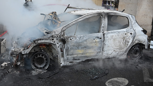 Paris'teki gösteriler sırasında yakılan bir araç.