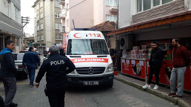 Yaralı kadın, diş hekiminin haber vermesi üzerine gelen 112 Acil Servis ekiplerince Bursa Devlet Hastanesi'ne kaldırıldı.