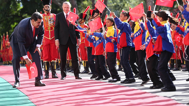 Cumhurbaşkanı Recep Tayyip Erdoğan'ı resmi tören ile karşılayan Venezuela Devlet Başkanı Nicolas Maduro yere düşen Türk Bayrağını yerden kaldırdı.