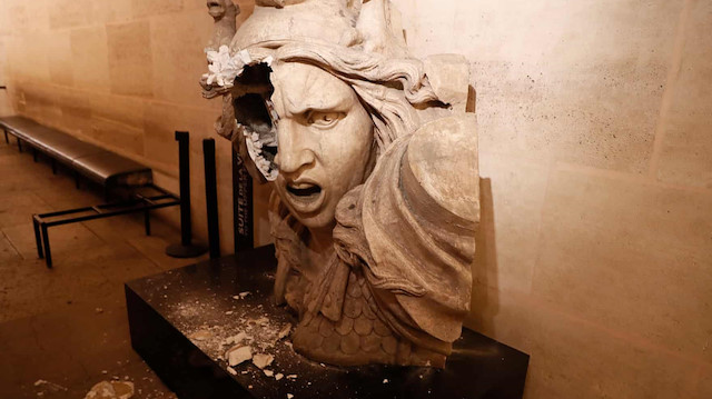 Fransa'nın meşhur özgürlük anıtlarından biri olan Marianne heykeli parçalandı.
