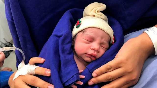Canlı bir donörden alınan rahimle doğan ilk bebek ise 2013 yılında İsveç'te dünyaya gelmişti.

