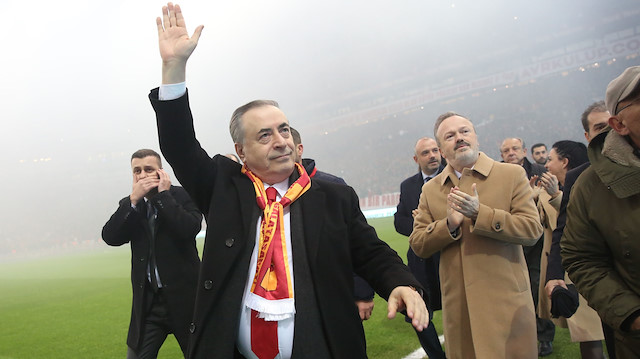 Galatasaray Başkanı Mustafa Cengiz, Beşiktaş derbisi öncesinde tribünleri böyle selamlamıştı.