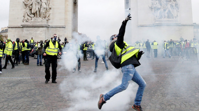 Fransa'nın başkenti Paris'te Zafer Takı'nın önünde yapılan protestolar. 