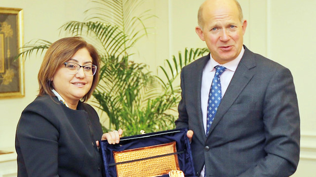 Konuşmaların ardından Gaziantep Büyükşehir Belediye Başkanı Fatma Şahin, Birleşik Krallık Ankara Büyükelçisi Chilcott’a günün anısına hediye takdim etti.