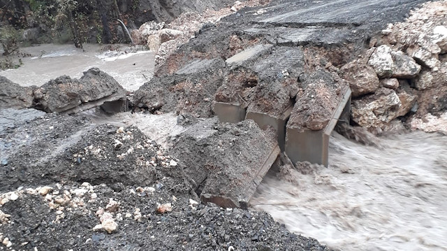 Erdemli'de menfez köprü taşkın nedeniyle çöktü.