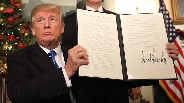 ABD Başkanı Donald Trump, Kudüs kararını böyle imzalamıştı.