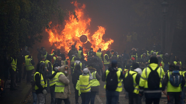 Fransa'daki provokatörler 2 hafta süren gösterilerde şehirleri yakıp yıktı, ortalığı savaş alanına çevirdi.