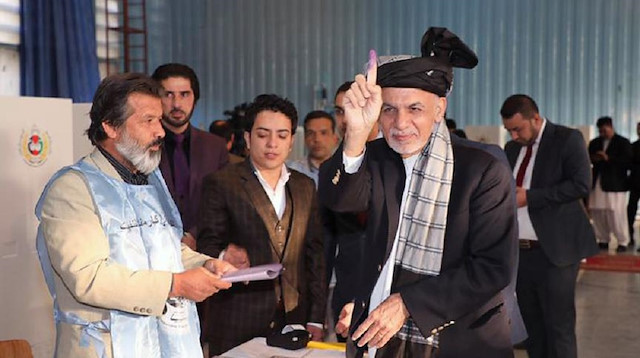 Afganistanlı seçmenler sandık başında oy kullanırken.