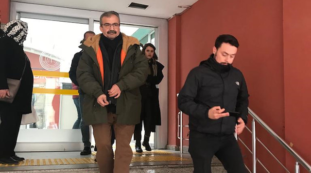 HDP eski Ankara Milletvekili Sırrı Süreyya Önder(ortada), Kandıra'daki 1 No'lu F Tipi Yüksek Güvenlikli Kapalı Ceza İnfaz Kurumu'na teslim oldu.
