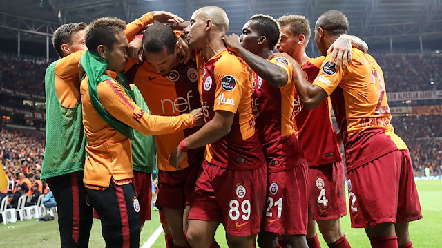 Maicon, BB Erzurumspor'a karşı attığı golün sevincini takım arkadaşlarıyla yaşarken.