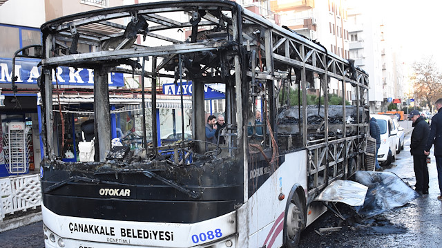 Yangın nedeniyle otobüs kullanılamaz hale geldi.