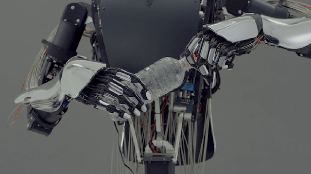 Meltin isimli robot şişe kapaklarını ve kapıları açabiliyor. 