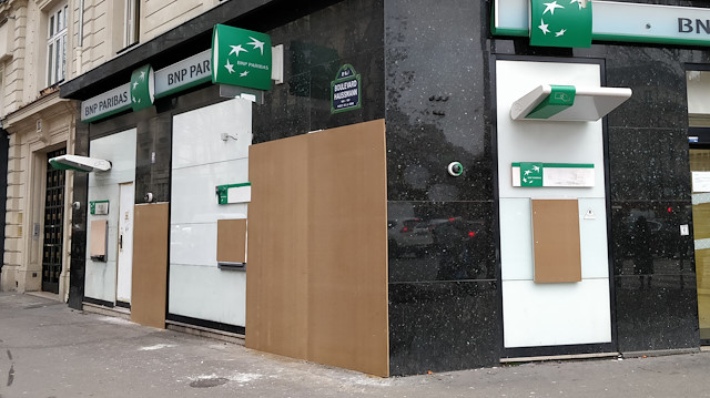  Fransa'nın başkenti Paris'te, önceki gösterilerde camları zarar gören bazı banka şubelerinde önlem alındığı görüldü. (Fotoğraf: AA)