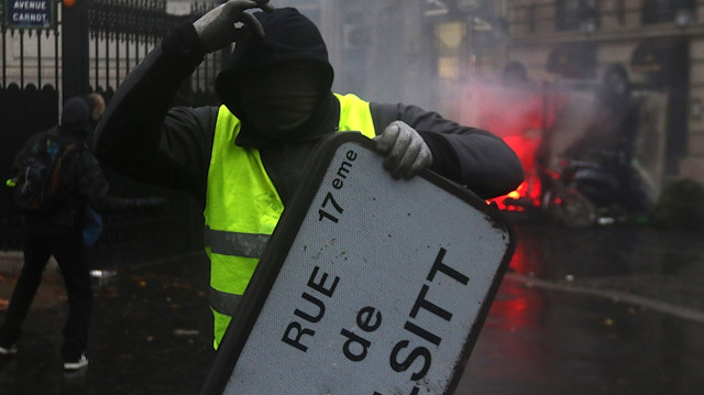 Fransa'da 2 haftadır ortalığı savaş alanına çeviren Sarı Yelekliler, cumartesi günü büyük bir gösteriye hazırlanıyor