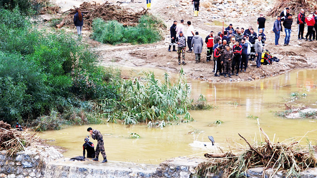 Girne’de şiddetli yağışın neden olduğu sel sularının sürüklediği çok sayda araç hurdaya döndü. Dalgıçlar, Girne’deki selin ardından su birikintilerinde ceset aradı.