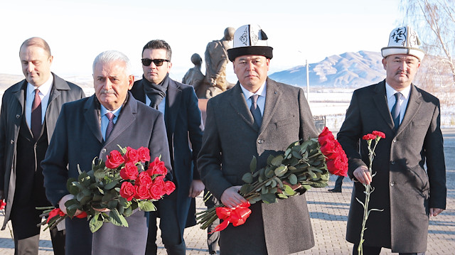 Meclis Başkanı Binali Yıldırım, Kırgızistan Meclisi Başkan Yardımcısı Mirlan Bakirov ile birlikte Kırgız yazar Cengiz Aytmatov’un mezarını ziyaret etti.