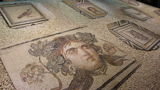 ​'Çingene Kızı' mozaiğinin ABD'den Gaziantep'e getirilen 12 parçası ziyarete açıldı.  
