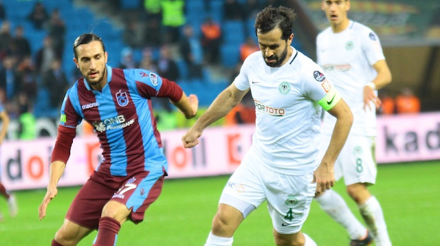 Konyaspor'dan Ali Turan ve Trabzonspor'da Yusuf Yazıcı bir pozisyonda mücadele ederken.