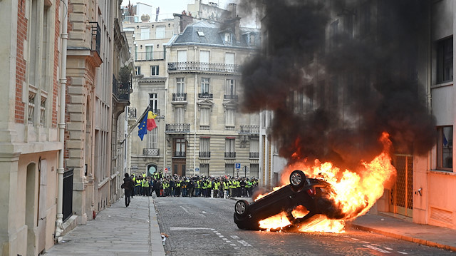 Paris'te şiddet ara sokaklara sıçradı. Polis ve itfaiye ekipleri, provokatif gruplara müdahale etmekte zorlanıyor.