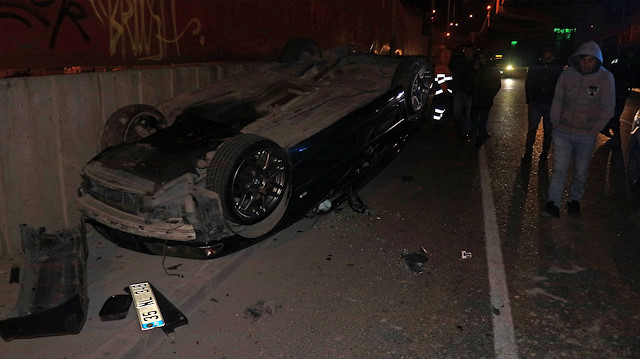 İzmir'de takla atan otomobilin sürücüsü olay yerinden taksi ile uzaklaştı.