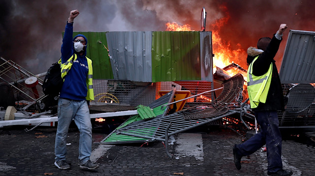 Fransa'da sokağa dökülen Sarı Yelekliler, gösterilerini sürdürüyor. 