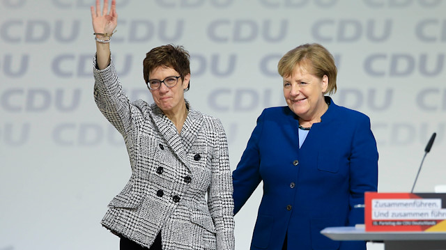 Annegret Kramp-Karrenbauer ve Angela Merkel