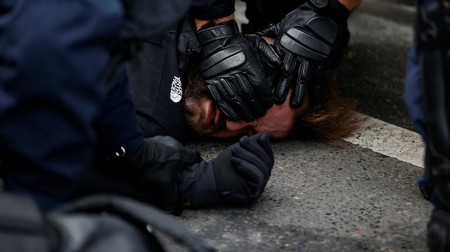 Fransa'da polis, göstericilere müdahale etti. 