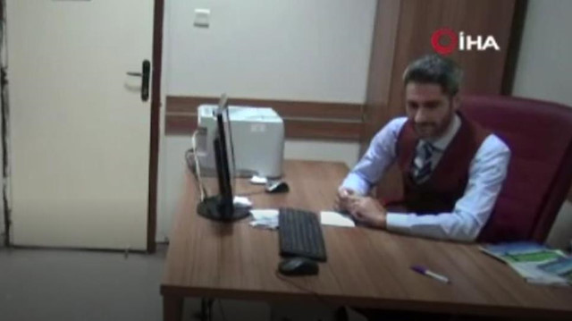 Gündüz müdürlük yapıyor akşam hasta bakıyor