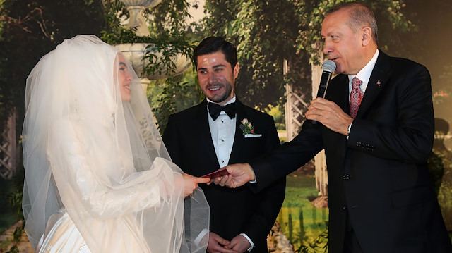 Cumhurbaşkanı Erdoğan, nikah şahidi olduğu Ömer Faruk Tanrıverdi ve Betül Poyraz çiftini tebrik etti.