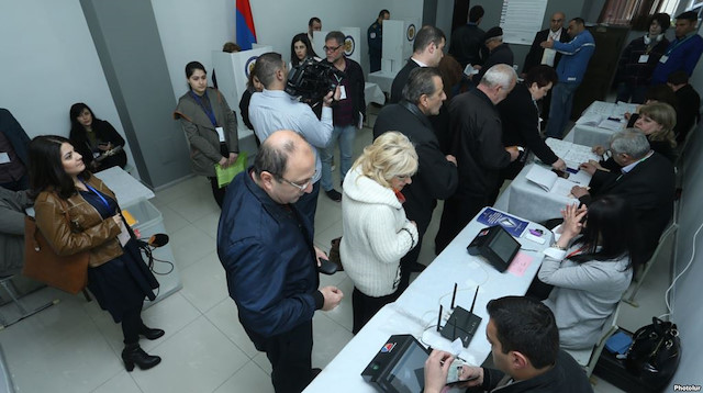 Ermenistan'da halk, sabahın erken saatlerinden itibaren oylarını kullanmak üzere sandık başına gitti.