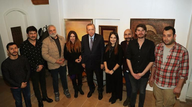 Cumhurbaşkanı Erdoğan, oyuncularla sohbet etti. 
