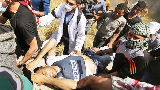 Terör devleti İsrail, Gazze sınırındaki 'Büyük Dönüş Yürüyüşü’nü takip eden gazetecilerden Yasir Murteca’yı şehit etmişti. Murteca üzerinde basın yeleği ve kaskı vardı.