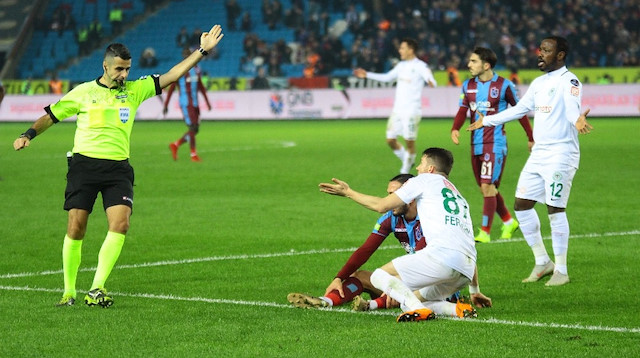 Trabzonsporlu taraftarlar Mete Kalkvan'ı maç içerisinde protesto etti.
