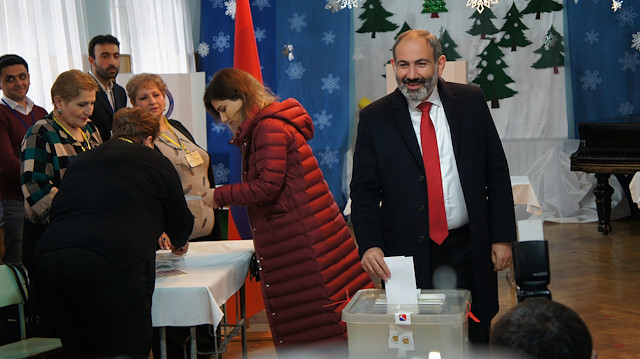Nikol Paşinyan, seçimlerde oy kullandı.