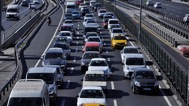 İstanbul'da sürücüler ve toplu taşıma aracı kullanarak işe gidenler 59 saatini trafikte geçirdi.