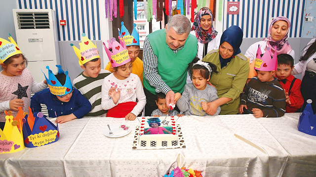 Kayseri Büyükşehir Belediye Başkanı Çelik, Türkiye’de ilk ve tek olan Engelsiz Çocuk Evi’ndeki kutlamaya katıldı.