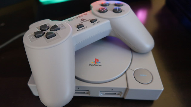 Playstation Classic orjinaline oranla oldukça küçük boyutlarla satışa çıktı. 